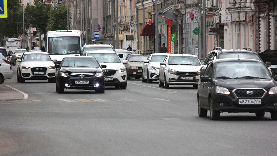 Из-за обвала рубля в России продолжают дорожать автомобили