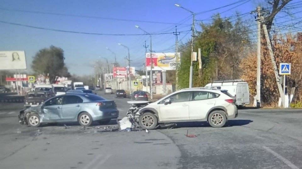 Из-за ошибки водителя в больницу Энгельса отправились два человека