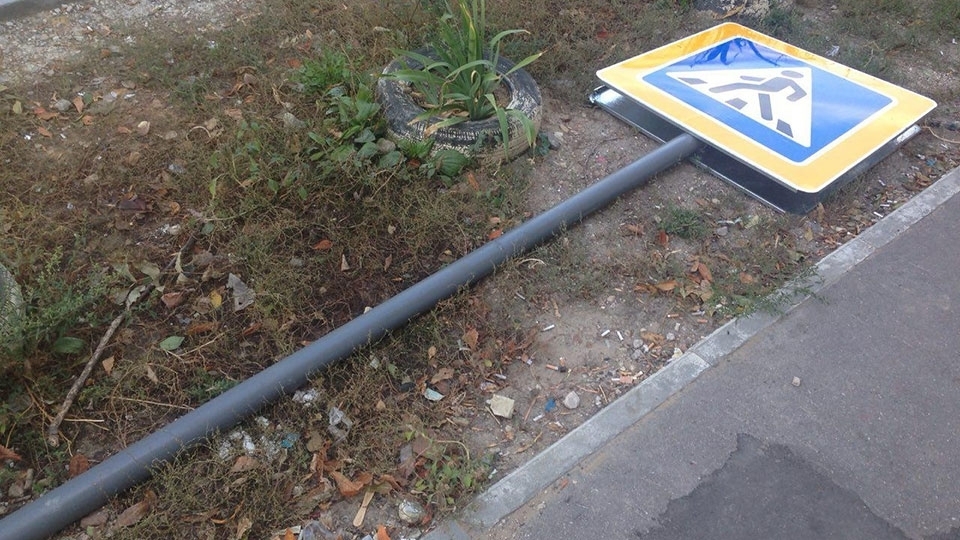 В Саратове под колеса авто попали две невнимательные женщины