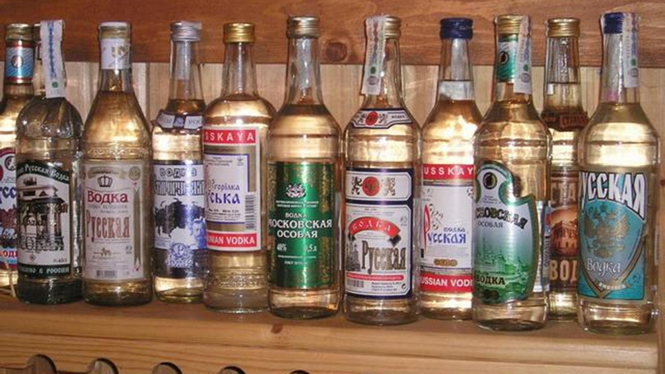 Молодой грабитель украл с прилавка две бутылки водки