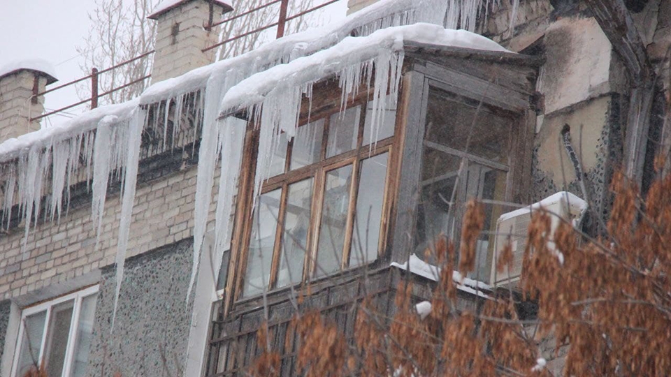 Сосульки и наледь. Саратовцев призывают следить за своими балконами
