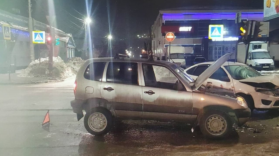 На Соколовой столкнулись "Гранта" и "Нива". Есть пострадавшие