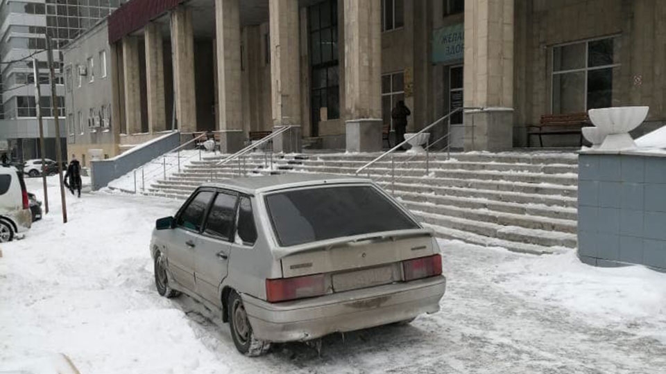Парковка у поликлиники. Молодого автохама на "14-й" нашли и оштрафовали