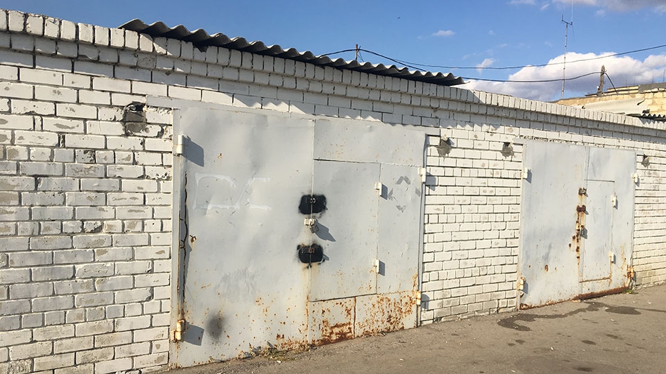 Парни украли из гаража бензопилу, болгарку, ключи и три отвертки