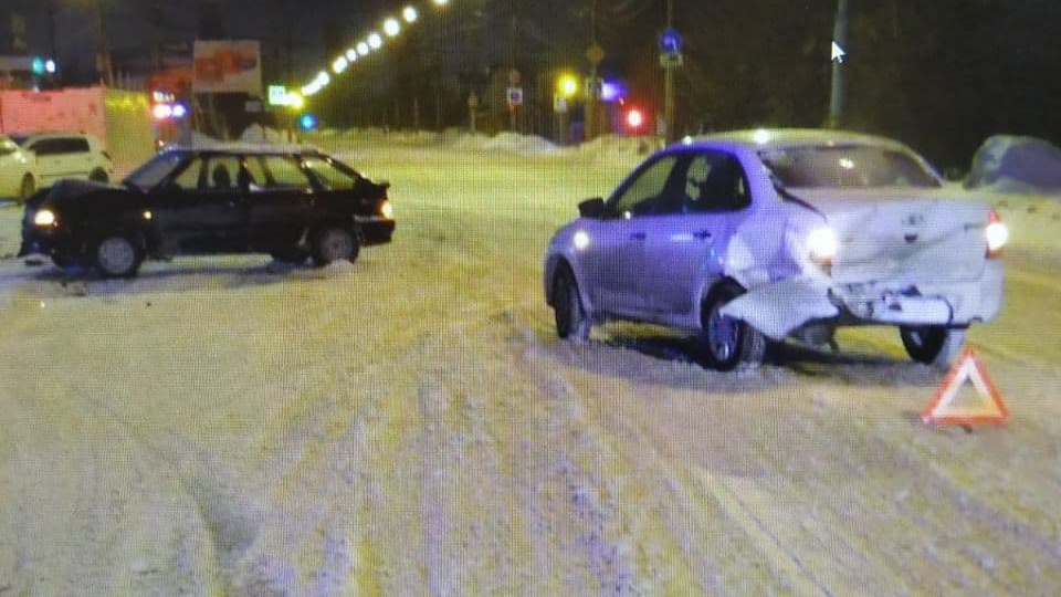 В Энгельсе "Гранта" и "14-я" не поделили вечернюю дорогу