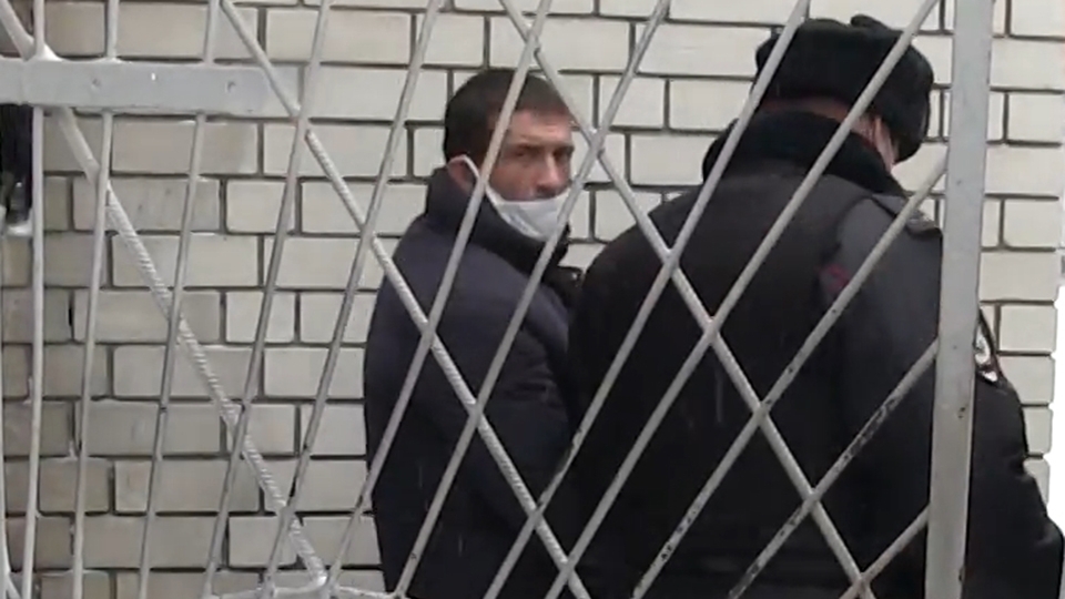 Захвативший сына в заложники саратовец заподозрен в покушении на убийство полицейского