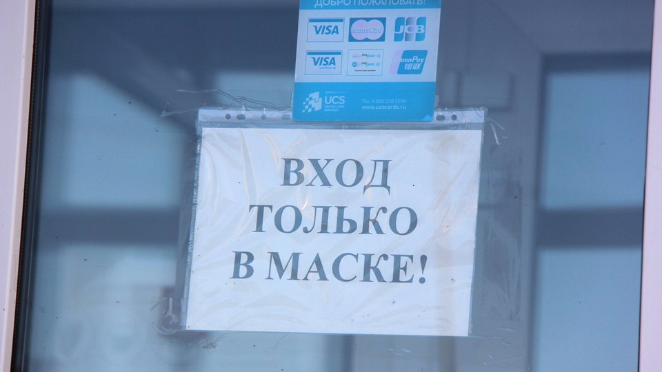 Власти призывают не обслуживать в магазинах саратовцев без масок