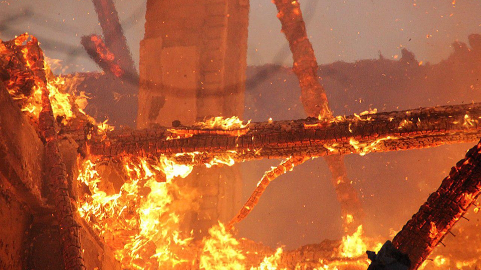 В Заводском районе горит очередной расселенный дом