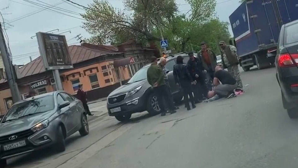 В центре Саратова кроссовер с 71-летним водителем сбил двух пешеходов