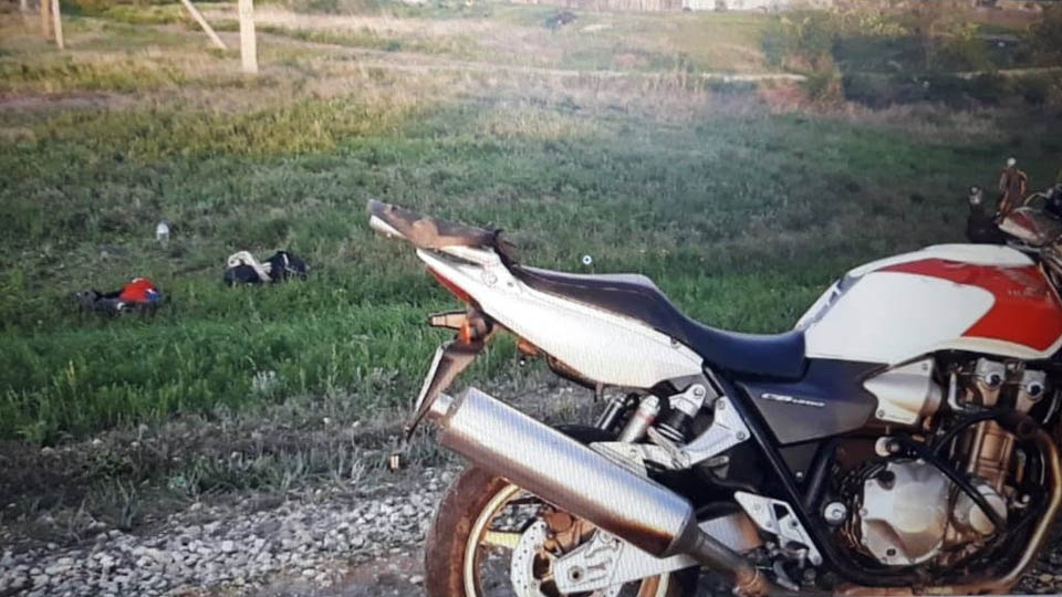 Байкер на "Хонде" не справился с управлением и вылетел в кювет