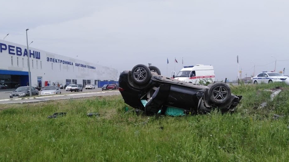 На Вольском тракте перевернулся "Мерседес". Пострадали женщина и ребенок