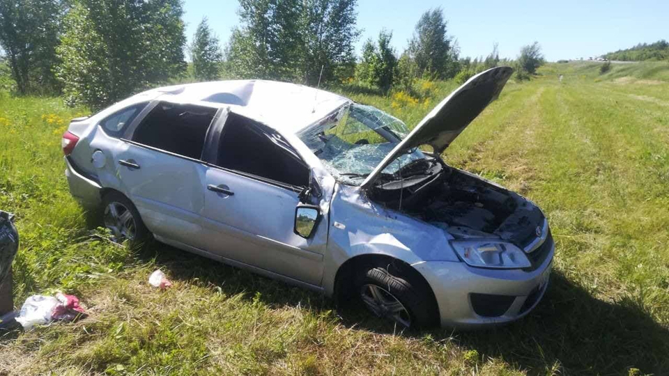 На трассе под Вольском "Гранта" вылетела в кювет. Есть пострадавшие