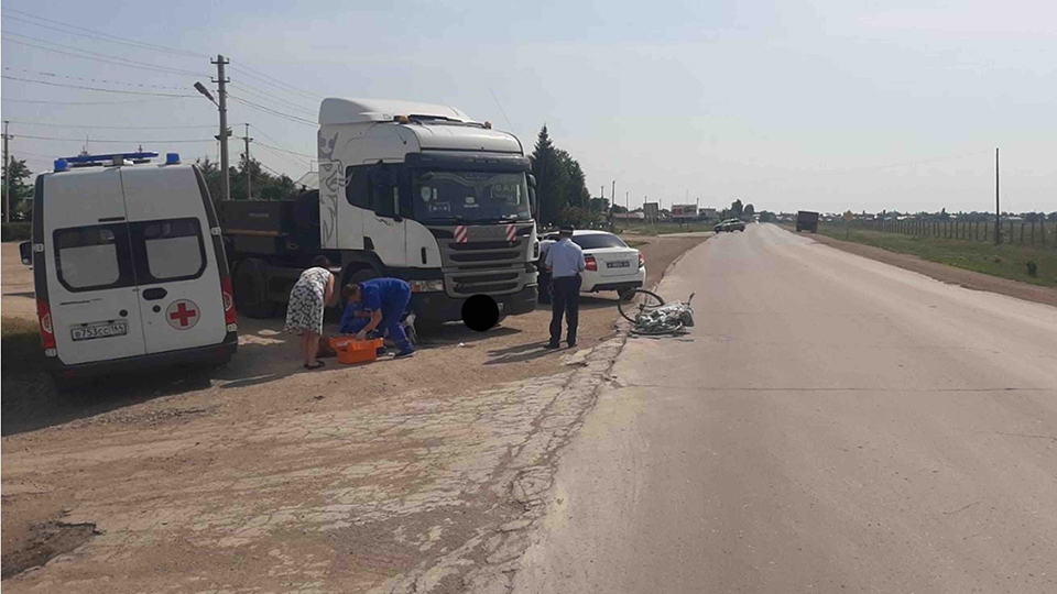 Грузовик сбил пожилую велосипедистку с ребенком на багажнике
