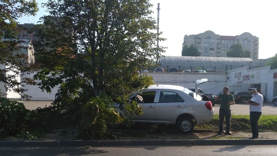 На Шехурдина водитель китайского седана врезался в дерево