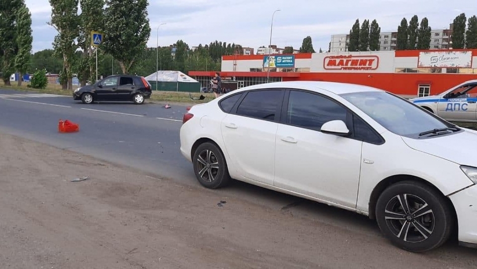 Водитель "Форда" решила развернуться и устроила ДТП. Пострадали двое детей