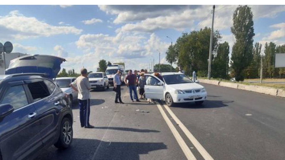 После "встречи" иномарок госпитализированы мужчина и 11-летняя девочка