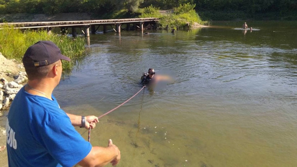 Водолазы достали из Хопра тело утопленника