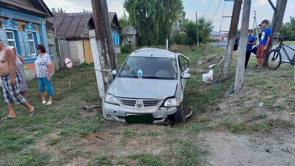 "Рено" снес дорожный знак и врезался в столб. Двое в больнице
