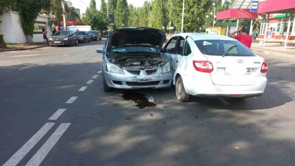 Женщина и ребенок пострадали в столкновении "Гранты" с "Мицубиси"
