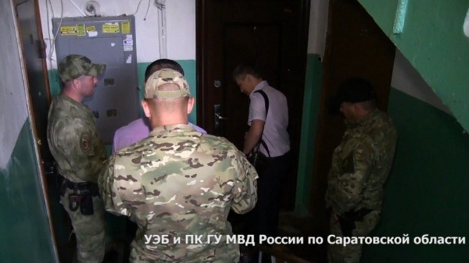Один сотрудник саратовской колонии отправлен в СИЗО, второй - под домашний арест