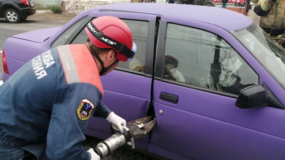ДТП с "Камазом" в Энгельсе. Спасатели извлекли из "Приоры" женщину-водителя