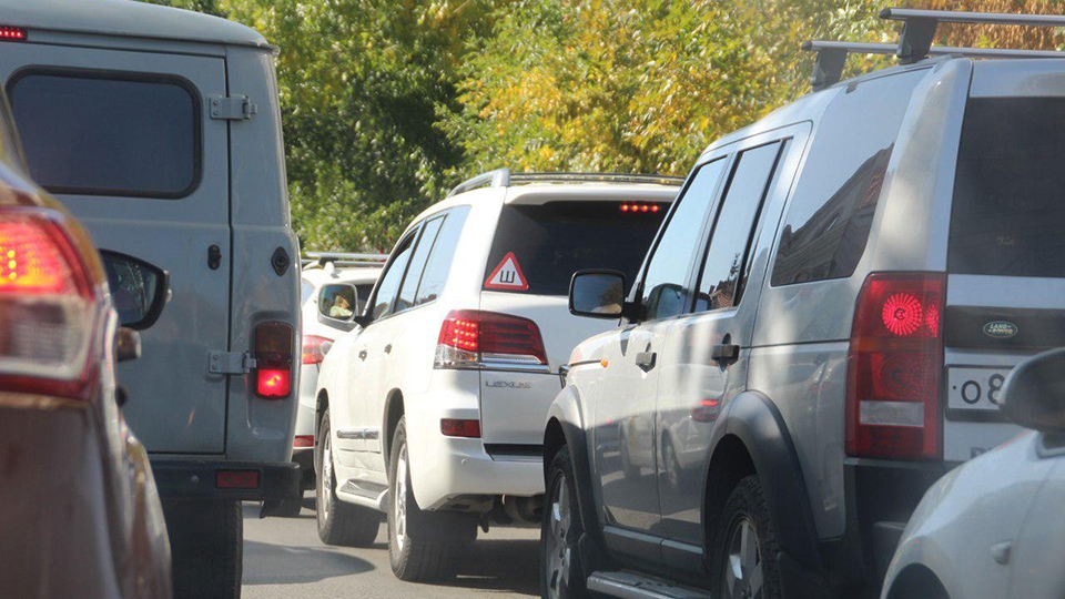 Жители крупных городов стали реже ездить на личных авто