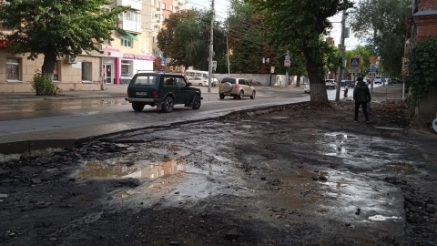 На Чернышевского вновь прорвало трубу: воду обещают дать ночью