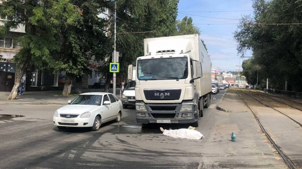 В Саратове ищут свидетелей гибели женщины под колесами фуры