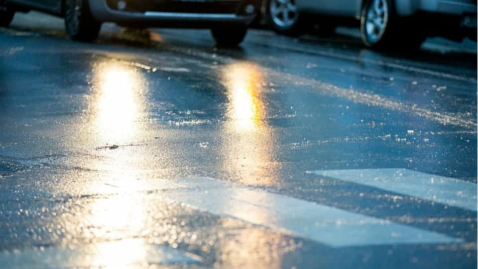 Саратовцев предупредили о гололедице и мокром снеге