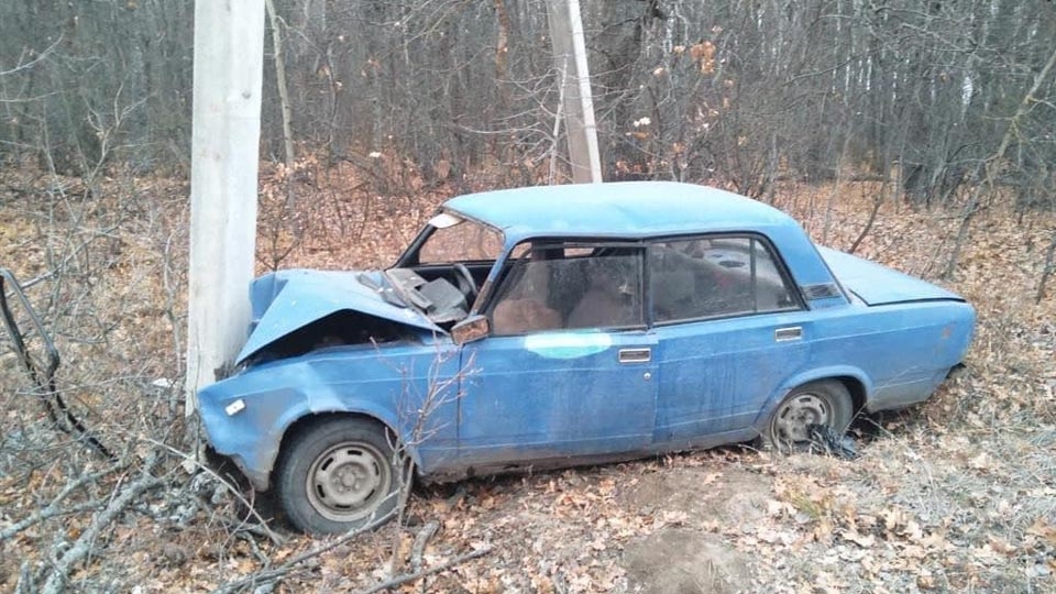 "Семерку" с 60-летним водителем остановила опора ЛЭП