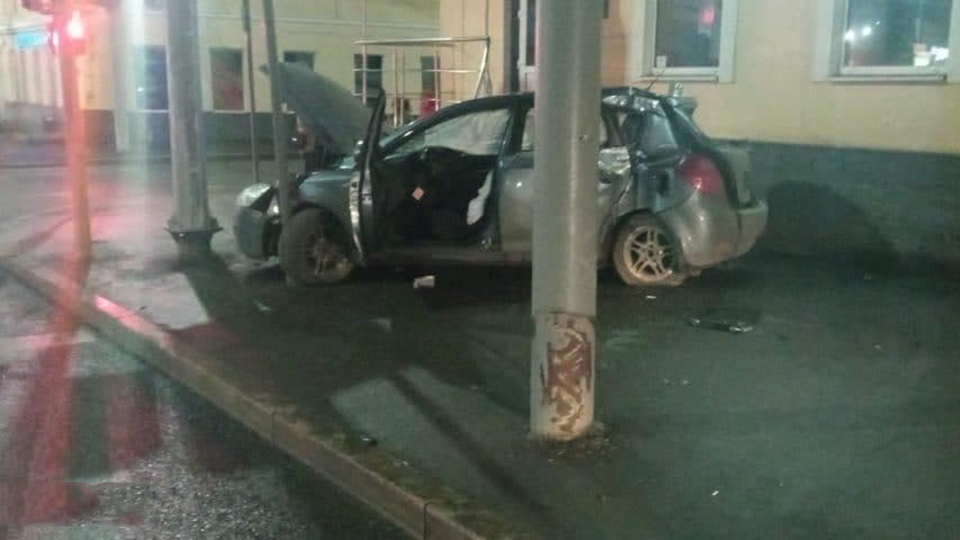 На Московской иномарка затормозила в столб. Двое в больнице