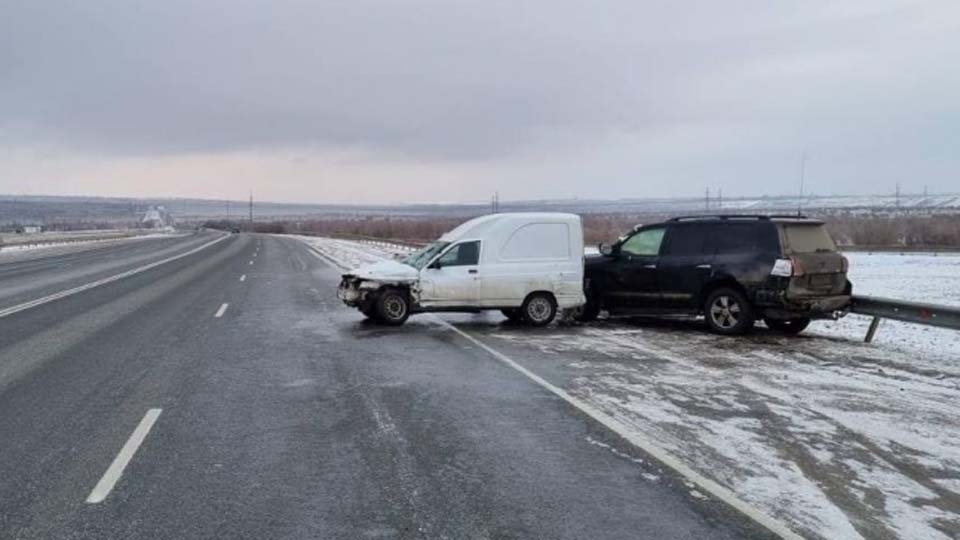 В ДТП с "Лэнд Крузером" и отбойником пострадал водитель "Богдана"