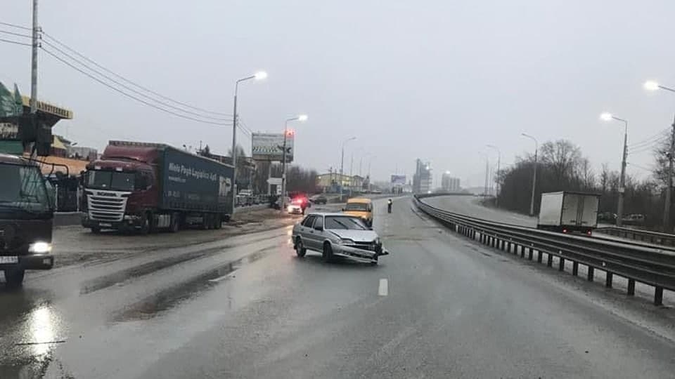 На выезде из Саратова произошли сразу три ДТП. Погиб пешеход