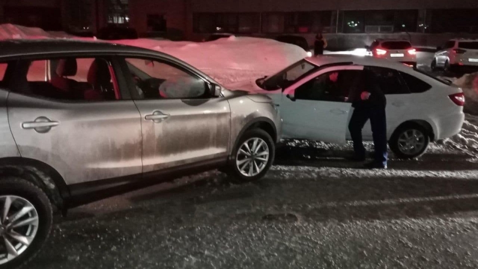 Парень за рулем "Nissan Qashqai" отправил в больницу водителя "Гранты"