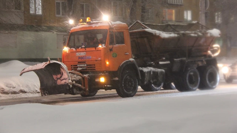 Уборка снега в Саратове. 21 машину увезли, новые улицы под эвакуацию