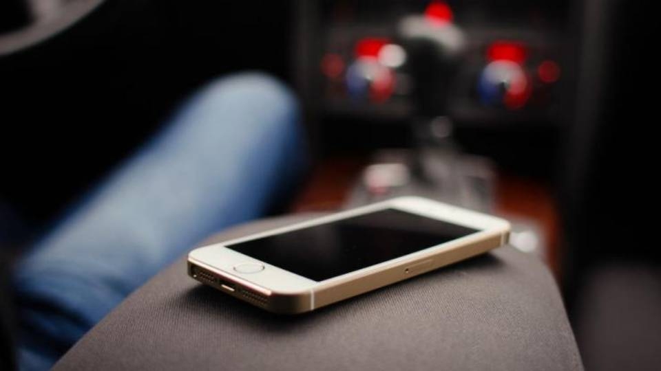 В Саратове таксист нашел в машине телефон и не отдал клиенту. Возбуждено дело