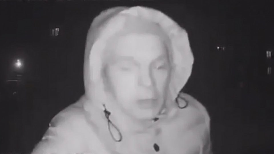 В Энгельсе серийный грабитель отнимал у женщин сумки, украшения и телефоны