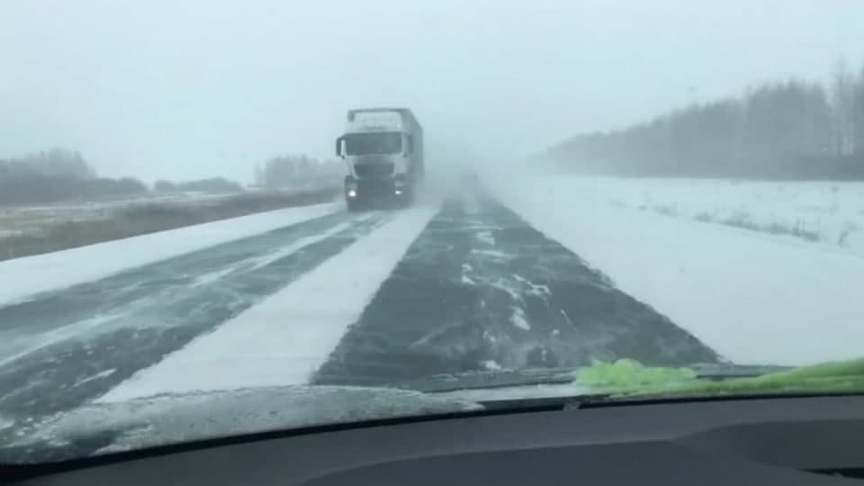 Из-за метели в Саратовской области закрыли трассу на Казахстан
