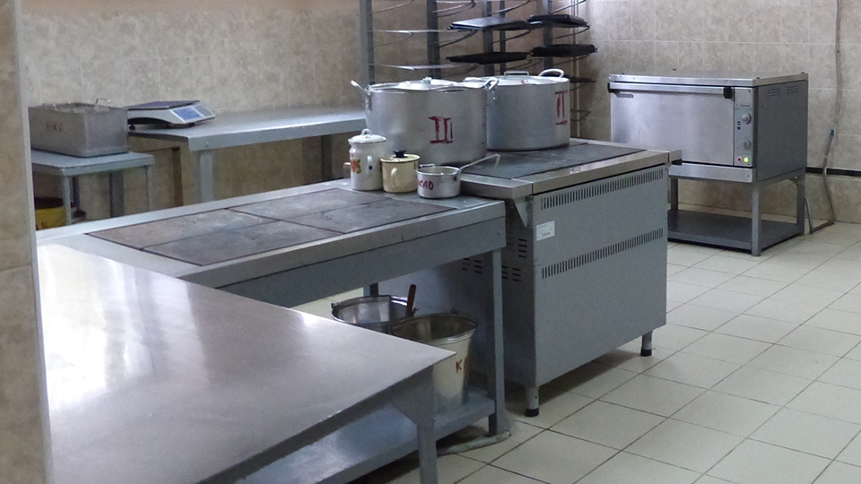 Завхоз и три повара взяли себе продукты из школьной столовой. Возбуждено дело