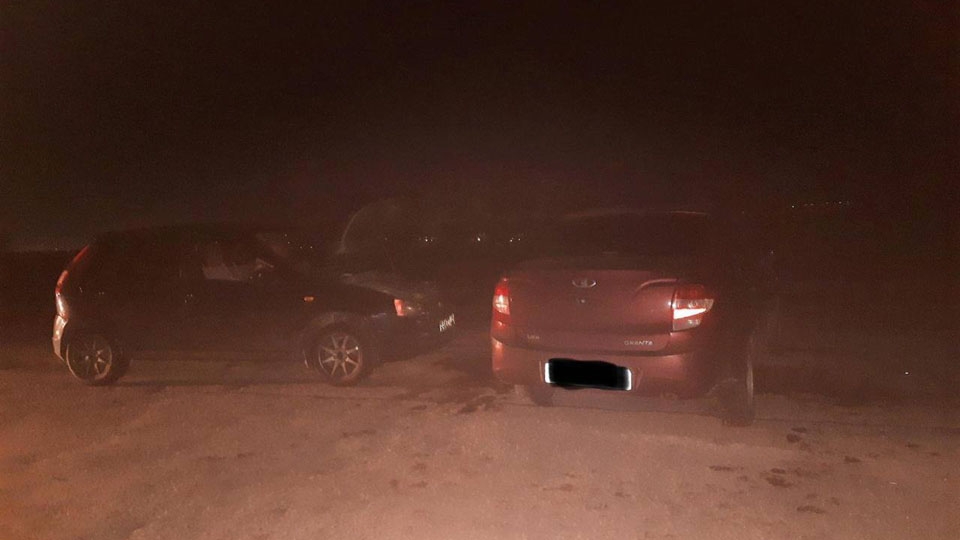 Две "Лады" не поделили дорогу в Ленинском районе