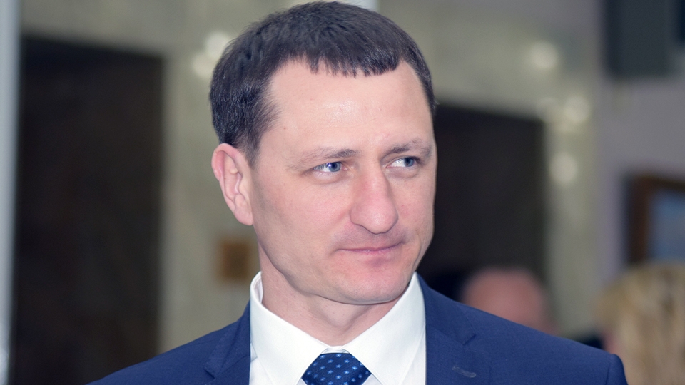 "Чтобы тень не отражалась". Дмитрий Романов приостановил членство в "ЕР"