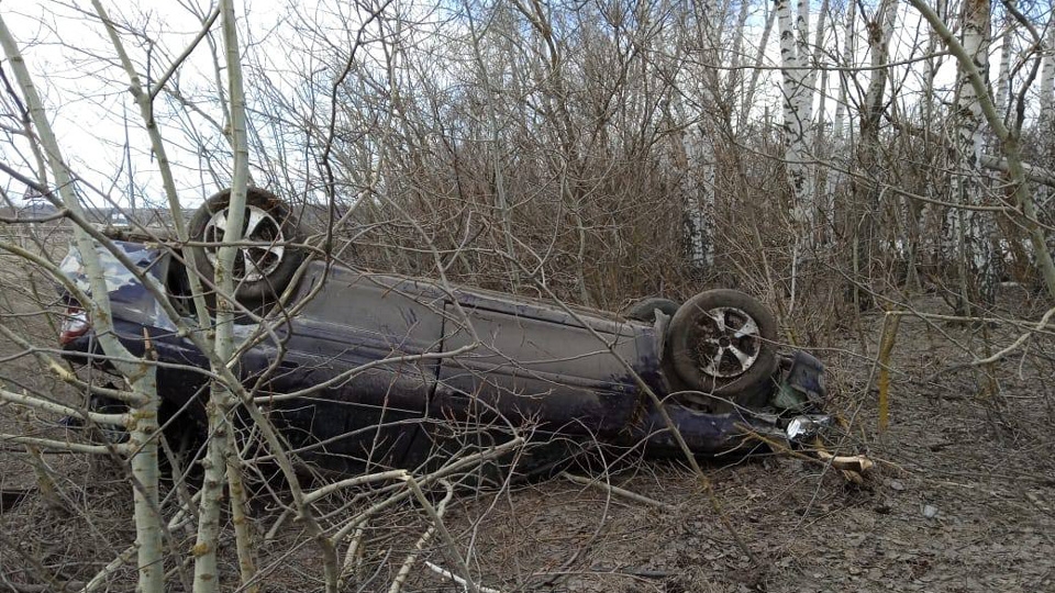 На саратовской трассе иномарка вылетела с кювет. Водитель погиб