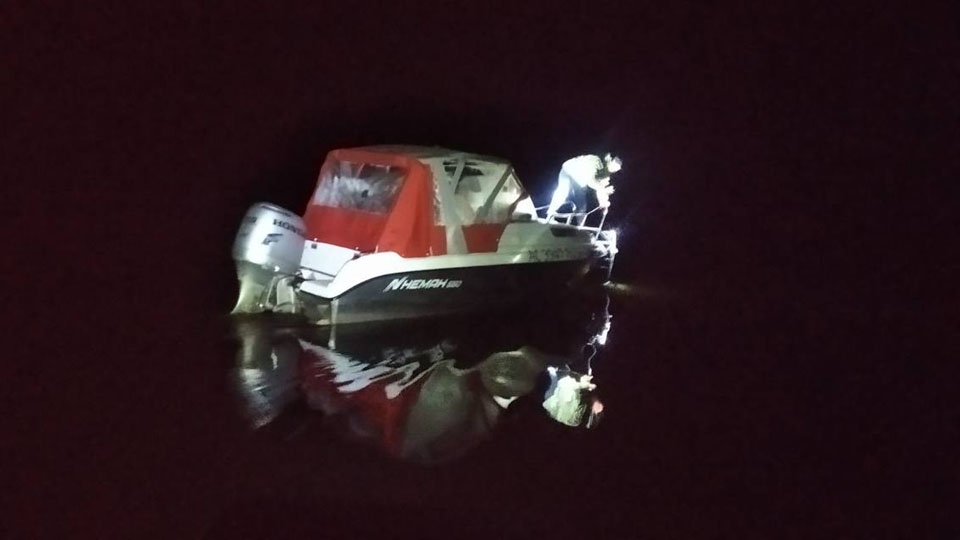 Пятеро мужчин оказались ночью посреди Волги на сломавшейся моторке