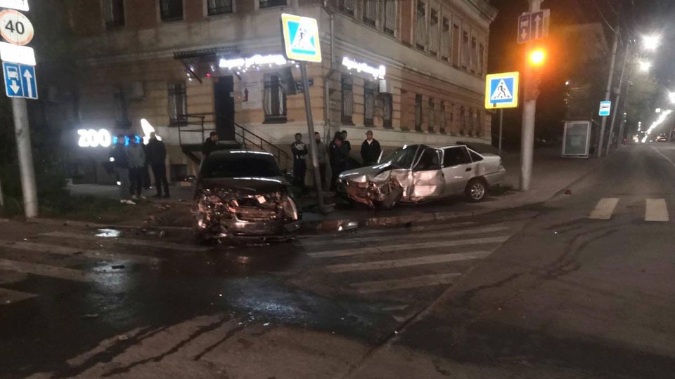 В центре Саратова пострадали молодой водитель и 16-летняя пассажирка