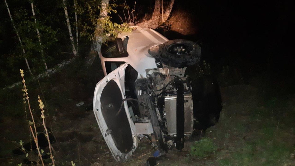 Водитель опрокинул "Поло" в кювет. Двое в больнице