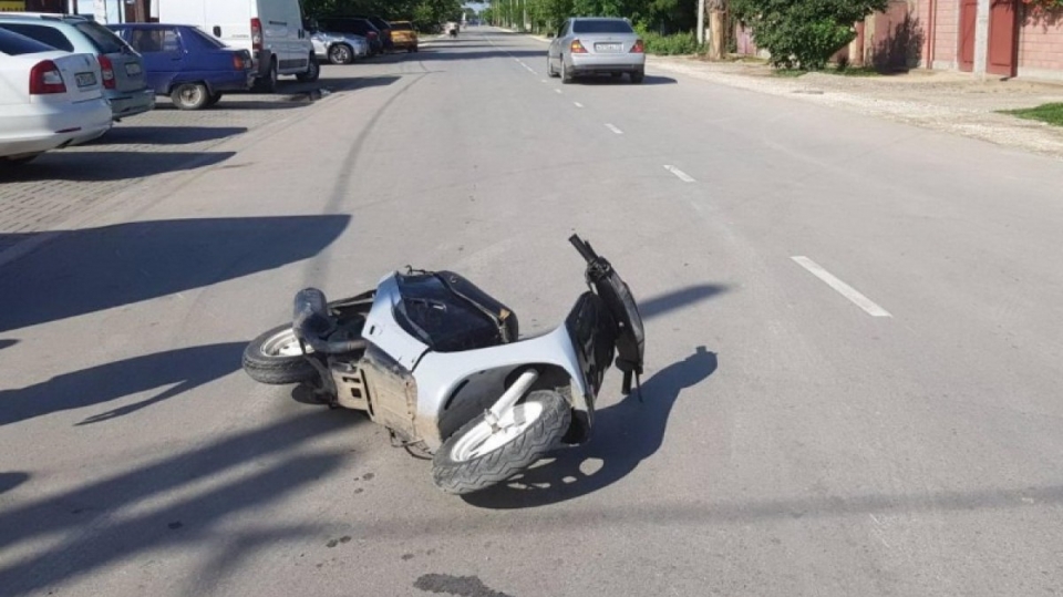 Подросток госпитализирован после падения с мопеда