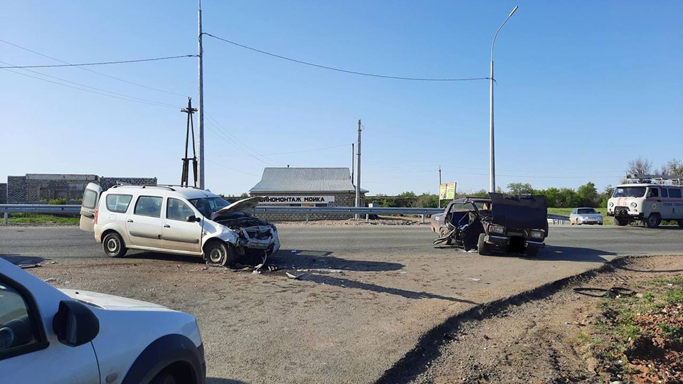 На саратовской трассе столкнулись "семерка" и "Ларгус". Мужчина в больнице
