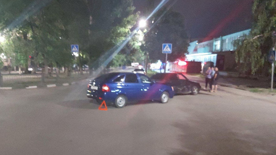 На Ломоносова столкнулись "Приора" и "десятка". Пассажирка в больнице