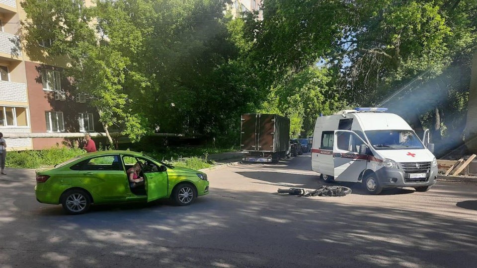 В Заводском районе велосипедист попал под колеса "Весты"