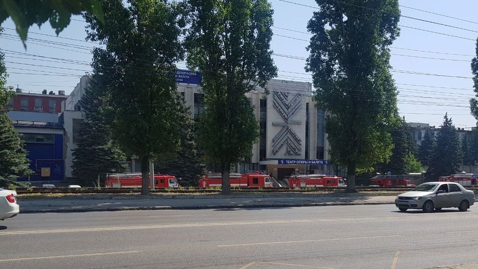 На проспект 50 лет Октября выезжали десять пожарных расчетов